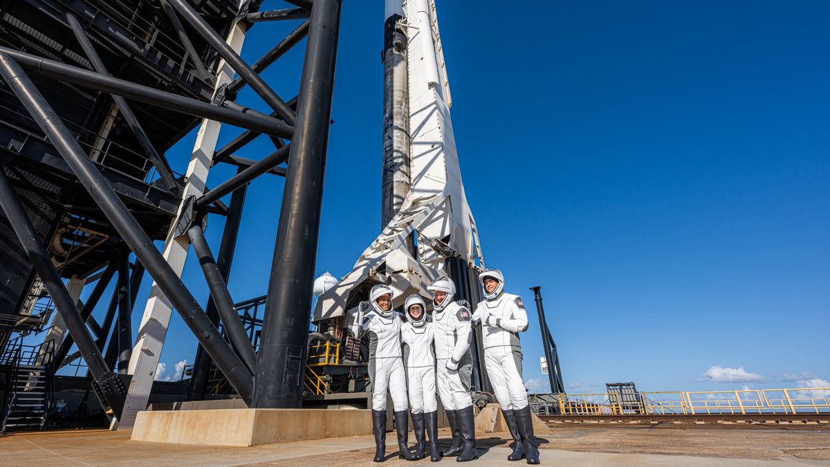 SpaceX vyslala na oběžnou dráhu civilní posádku. Vede ji americký miliardář